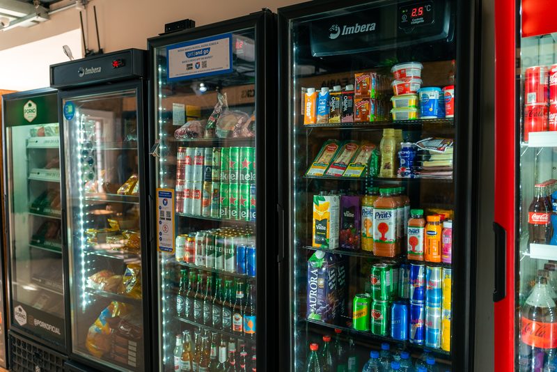 Geladeiras expositoras com bebidas, laticinios e sucos
